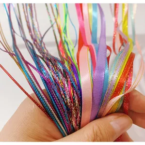 Primo piano di nastri e cordoncini colorati per lo styling creativo dei capelli dei bambini.