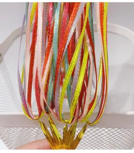 Dettaglio macro di nastri colorati per trecce per bambine con eleganti bordi dorati