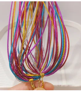 Dettaglio delle vivaci corde metalliche colorate per l'intreccio dei capelli