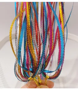 Dettaglio ravvicinato di nastri colorati luccicanti per intrecciare i capelli delle bambine.