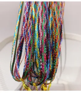 Macro dettagliata di nastri per capelli glitterati con trama a treccia in tinsel fine