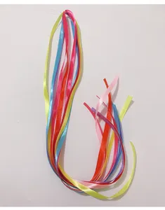Vista dettagliata di nastri colorati per trecce creative per capelli di bambini