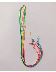 Cordini colorati per intrecciare i capelli dei bambini e acconciature creative .