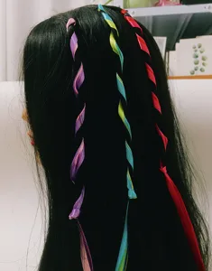 Vista dettagliata di nastri colorati a spirale per capelli per trecce creative dei bambini.