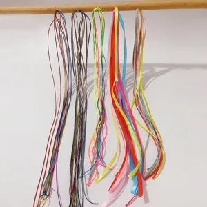 Corde colorate per trecce e nastri di raso per acconciature creative per bambini.