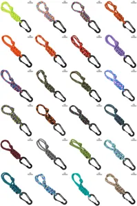 Kleurrijke outdoor paracord gevlochten sleutelhanger met een metalen karabijnhaak.