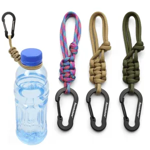 Outdoor paracord fleshouder detail, gekleurde geweven riem met handige karabijnhaak.