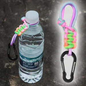 Kleurrijke gevlochten paracord waterfles handvat riem met karabijnhaak voor buitenactiviteiten