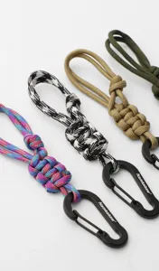 Multicolor outdoor paracord gevlochten sleutelhangers met sterke zwarte karabijnhaken.