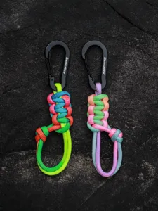 Gedetailleerde close-up van kleurrijke paracord sleutelhanger met zwarte karabijnhaak.
