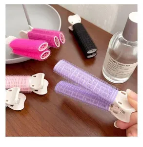 Dettaglio di clip colorate per dare volume alle radici dei capelli