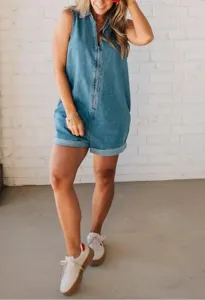 Vista dettagliata della tuta corta in denim senza maniche da donna con collo a revers e zip.