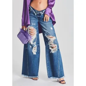 Detailansicht von blauen Damen-Weitbein-Jeans mit Destroyed-Effekten und umgeschlagenem Bund.