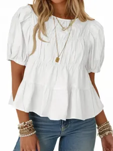 Camicetta bianca da donna a maniche a sbuffo con volant, top casual ed elegante.