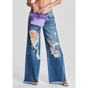 Detailansicht der Destroyed Weites Bein Jeans mit unregelmäßigem Bund und Waschung.