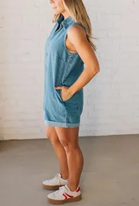 Tuta corta in denim da donna senza maniche con risvolto, zip frontale e tasche pratiche.