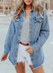 Casual denim jasje gecombineerd met gestreepte top en witte korte broek voor dames.