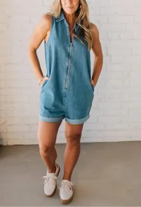Tuta corta in denim blu da donna senza maniche con zip frontale e collo a risvolto.