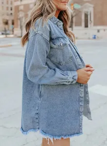 Trendy oversized lichtblauw denim overshirt jasje met gerafelde zoom mode.
