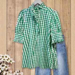 Camicetta a maniche corte con volant a quadri verdi da donna, elegante top casual estivo.