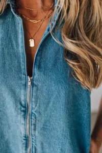 Vista dettagliata di una tuta in denim da donna senza maniche tinta unita con zip.