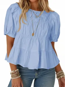 Elegante camicetta azzurro chiaro a maniche a sbuffo e strati da donna, top estivo.