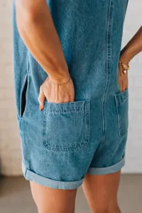 Dettaglio posteriore della tuta in denim con design delle tasche e cuciture.