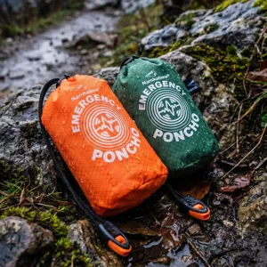 Poncho de lluvia de emergencia portatil en bolsas naranja y verde para senderismo y camping.