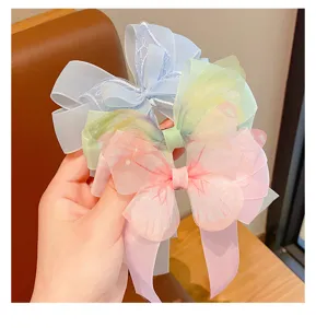 Primer plano de pinzas para el cabello con lazo de mariposa para niñas pequeñas