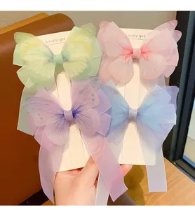 Detalle de cuatro pinzas para el cabello de mariposa de organza degradada en tarjetas