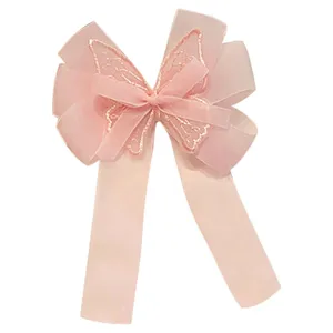 Elegante pasador de lazo rosa con bordado de mariposa para peinados de niñas.