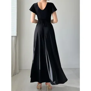 Vue arrière de l'élégante robe longue noire avec manches papillon et ceinture.