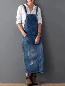 Vista dettagliata della gonna salopette in denim strappato da donna, stile casual.