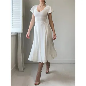 Élégante robe midi blanche col V pour femmes, design stylé à manches volantées pour été.