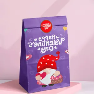 Bolsa de regalo de papel Kraft morada para San Valentín con un gnomo y diseño de corazones