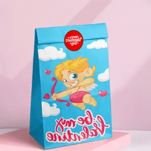 Primer plano de la bolsa de papel azul de San Valentín con el dibujo de Cupido