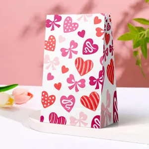 Bolsa de regalo de papel blanco con corazones rosas para el día de San Valentín