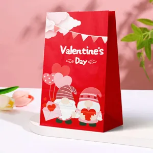 Primer plano de bolsa de papel roja para San Valentín con diseño de gnomos y corazones