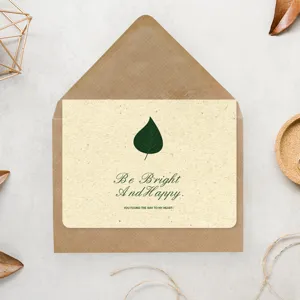 Tarjeta de felicitación minimalista con diseño de hoja y sobre kraft para ocasiones