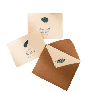 Tarjetas de felicitación kraft minimalistas con patrones de plantas y sobres