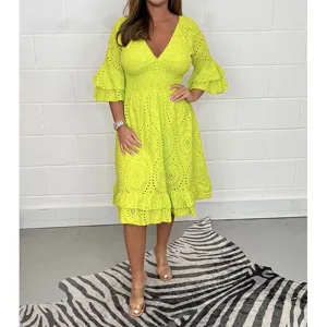 Vestido midi de verano liso con cuello en V y manga acampanada de encaje bordado.