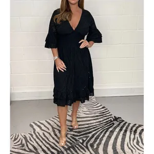 Vestido midi negro con bordado calado y cuello en V, mangas acampanadas y detalles de encaje.