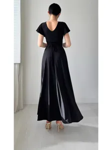 Vue de dos de la robe longue noire unie à col V et manches volantées pour femmes élégantes.