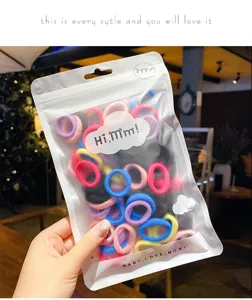 Set zachte kleurrijke elastische haarelastiekjes voor meisjes in een opbergzakje.