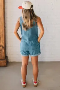 Vista posteriore della tuta in denim senza maniche con tasche, stile moda estiva.
