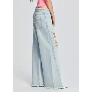 Detailansicht hellblaue Destroyed Wide-Leg-Jeans, legere Jeanshose mit ausgefranstem Saum.
