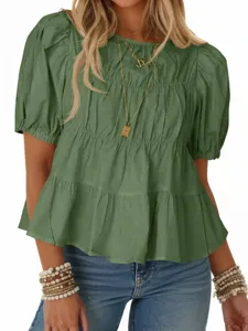 Camicetta verde a maniche a palloncino con balze, design plissettato e dettagli chic.