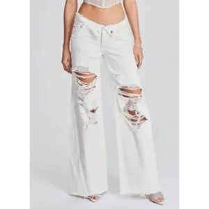 Damen weiße Destroyed Weites Bein Jeans mit asymmetrischem Bund für lässigen Look.