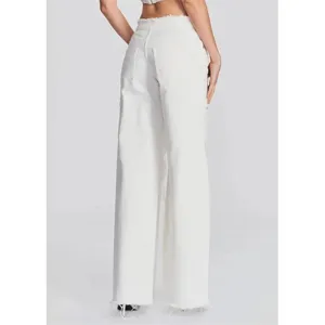 Detailansicht der weißen Damen Jeans mit Rissen, Destroyed-Effekt und unregelmäßigem Bund.