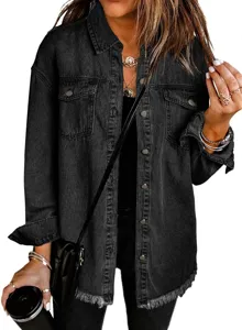 Zwarte denim jas detail met gerafelde zoom, metalen knopen en lange mouwen stijl.